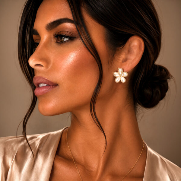 Aretes dorados Vega de ZYRAL en modelo