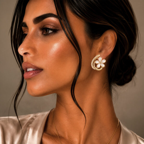 Aretes Dorados Lumé de ZYRAL en modelo
