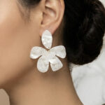 Aretes Blancos Riviera de ZYRAL en modelo