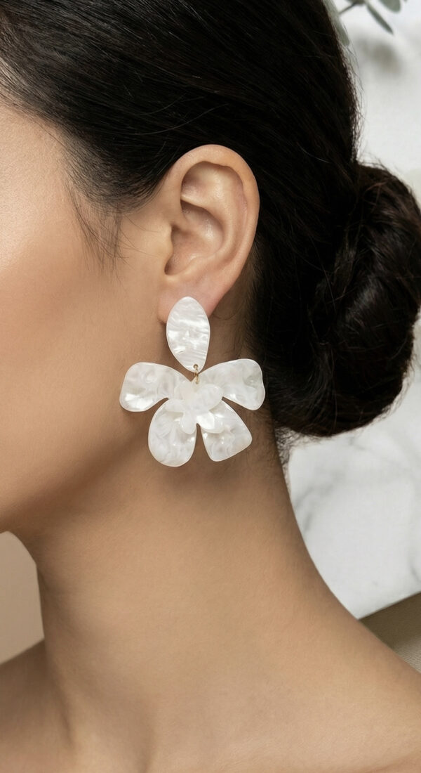 Aretes Blancos Riviera de ZYRAL en modelo