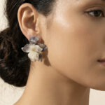 Aretes gris Clara de ZYRAL en modelo