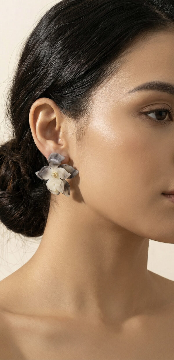 Aretes gris Clara de ZYRAL en modelo