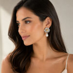 Aretes dorados Lara de ZYRAL en modelo