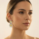 Aretes dorados Celeste de ZYRAL en modelo