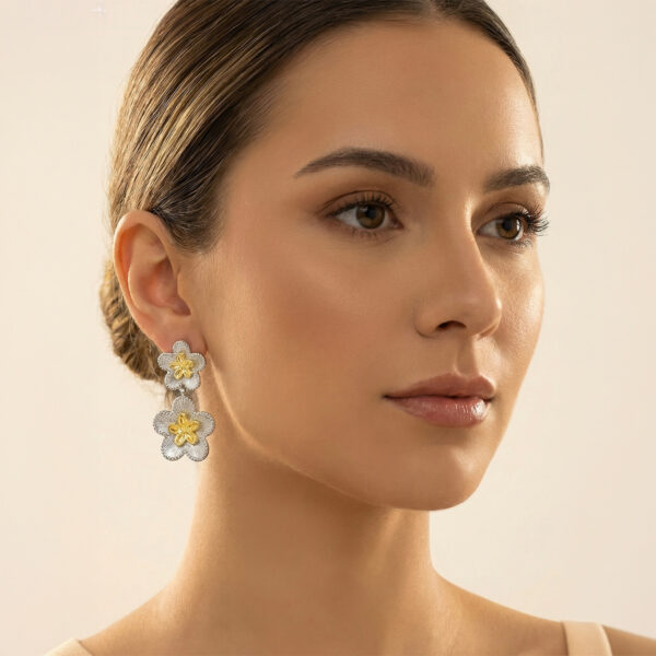 Aretes dorados Celeste de ZYRAL en modelo