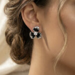 Aretes Plateados Con Negro Greta de ZYRAL en modelo
