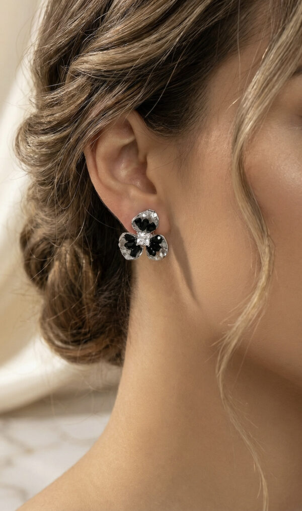 Aretes Plateados Con Negro Greta de ZYRAL en modelo