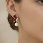 Aretes Mariposa Elisa de ZYRAL en modelo