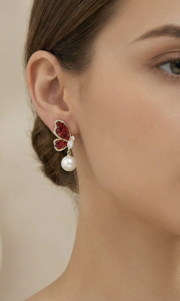 Aretes Mariposa Elisa de ZYRAL en modelo