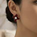 Aretes dorados Fiora de ZYRAL en modelo