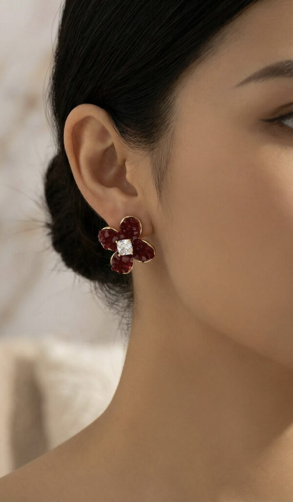 Aretes dorados Fiora de ZYRAL en modelo