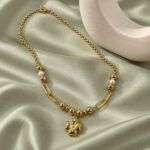 Collar dorado Elara - ambientada