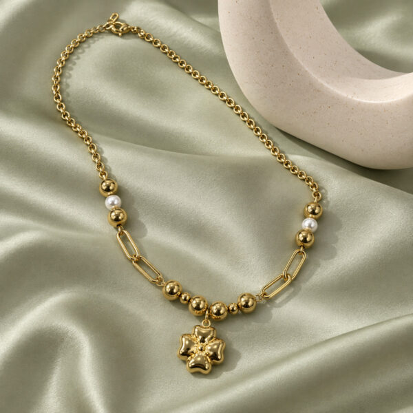 Collar dorado Elara - ambientada