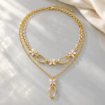 Collar dorado Amira - ambientada