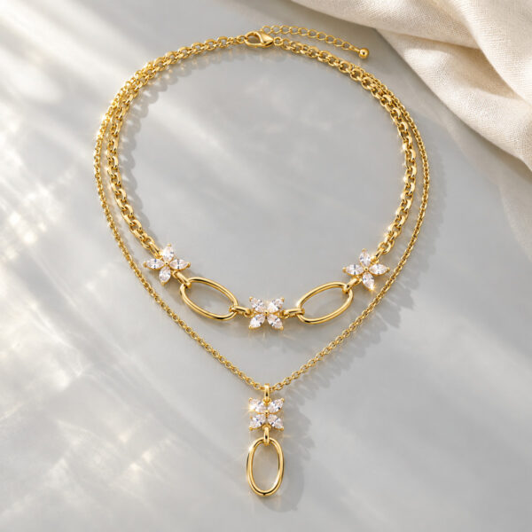 Collar dorado Amira - ambientada
