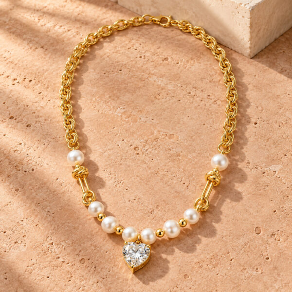 Collar dorado Selene - ambientada