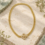 Collar dorado Aurelia - ambientada