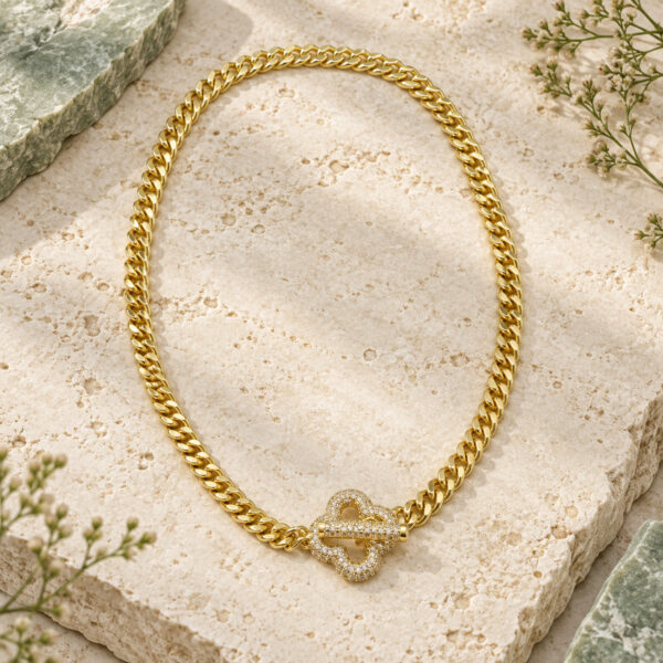 Collar dorado Aurelia - ambientada
