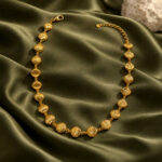 Collar dorado Lunaria - ambientada