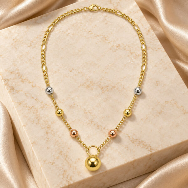 Collar dorado Lavinia - ambientada