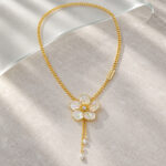 Collar dorado Luna - ambientada