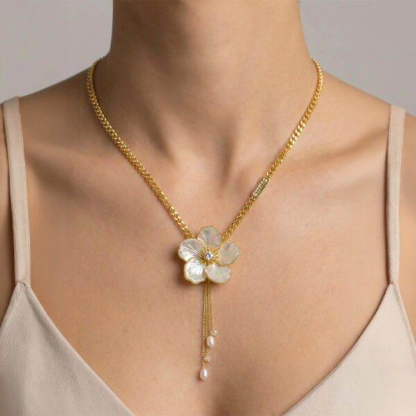 Collar dorado Luna - modelo