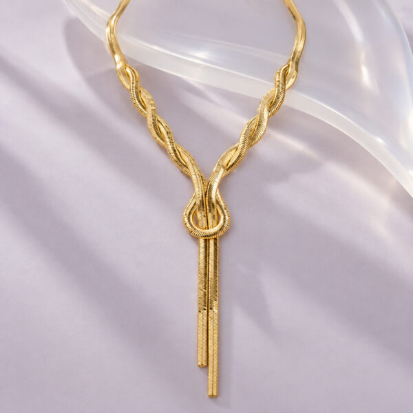 Collar dorado Vera - ambientada