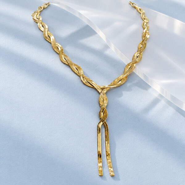 Collar dorado Clara - ambientada