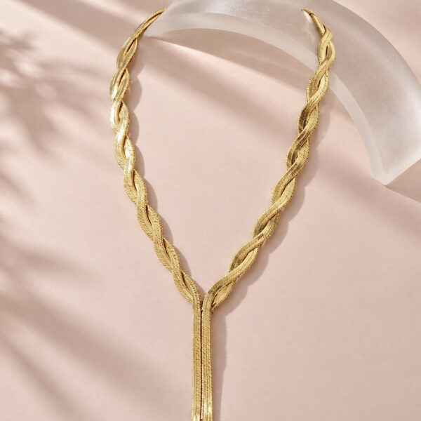 Collar dorado Bianca - ambientada