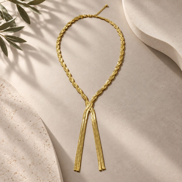 Collar dorado Renata - ambientada