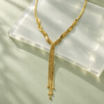 Collar dorado Isadora - ambientada