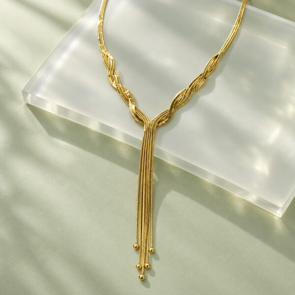 Collar dorado Isadora - ambientada