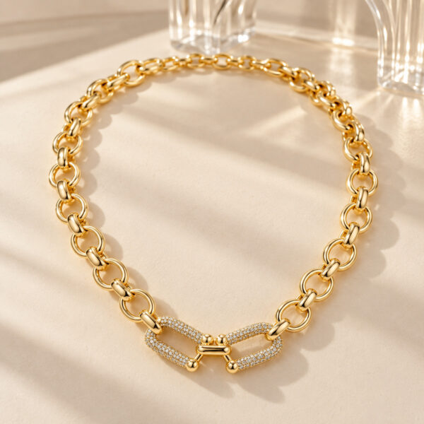 Collar dorado Paloma - ambientada