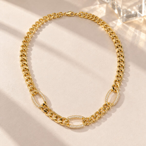 Collar dorado Celeste - ambientada