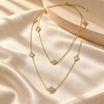 Collar dorado Liora - ambientada