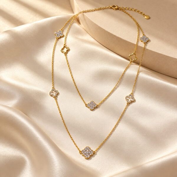 Collar dorado Liora - ambientada