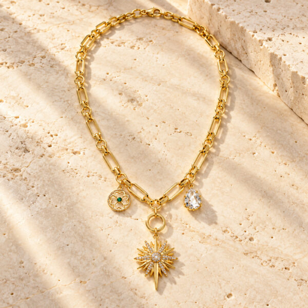 Collar dorado Magnolia - ambientada
