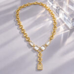 Collar dorado Camelia - ambientada