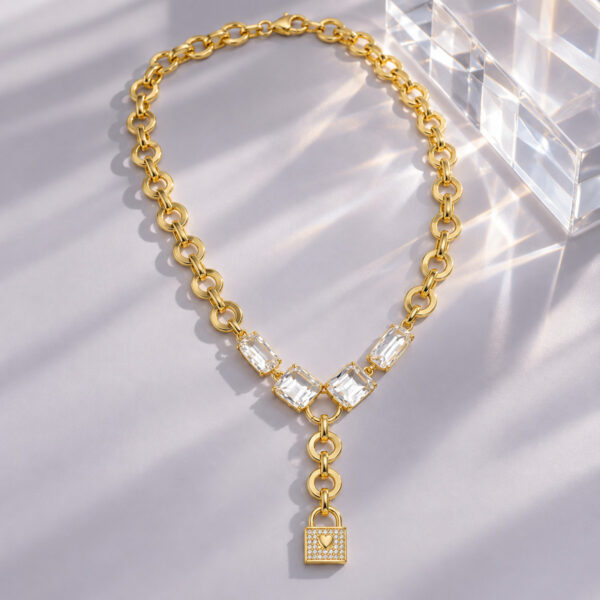 Collar dorado Camelia - ambientada
