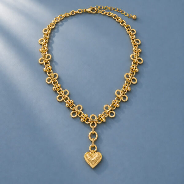 Collar dorado Azalea - ambientada