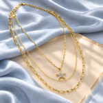 Collar dorado Gardenia - ambientada