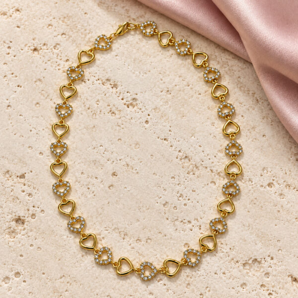 Collar dorado Lirio - ambientada