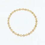 Collar dorado Lirio - fondo blanco