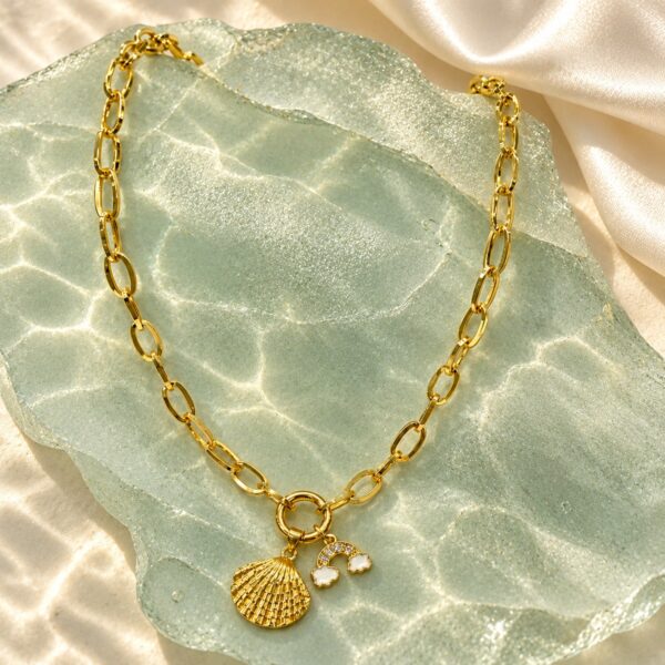 Collar dorado Cristal - ambientada