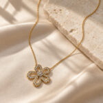 Collar dorado Elisa - ambientada