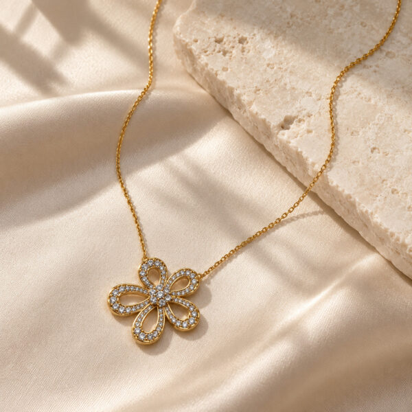 Collar dorado Elisa - ambientada