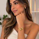 Pulsera dorada Ola Perla de ZYRAL en modelo