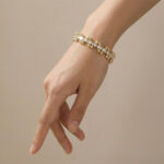 Pulsera dorada Quinta de ZYRAL en modelo