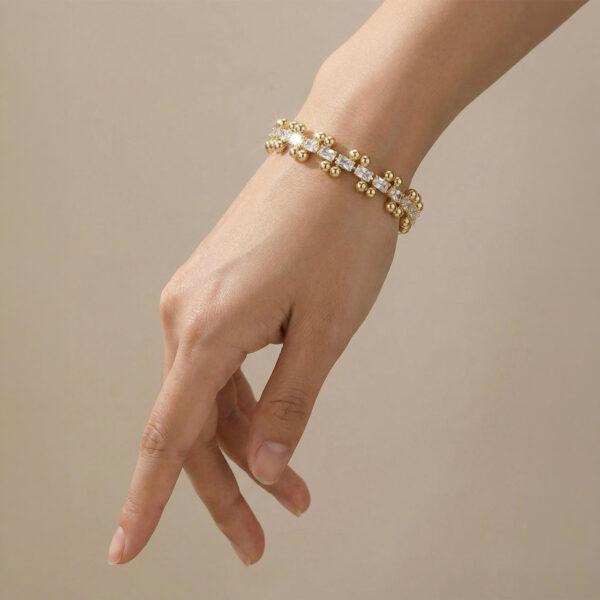 Pulsera dorada Quinta de ZYRAL en modelo