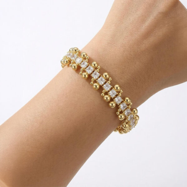 Pulsera dorada Ravena de ZYRAL en modelo